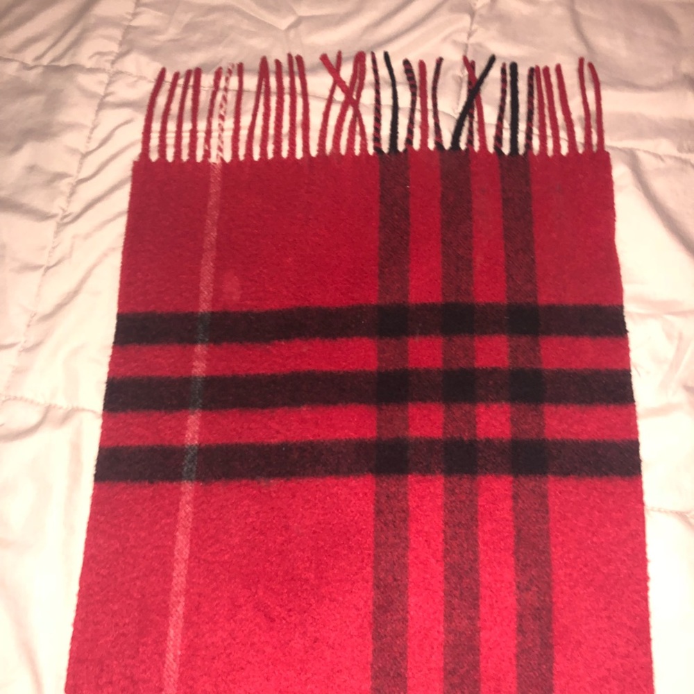 Authentic Burberry Cashmere Scarf -Gently Worn👉